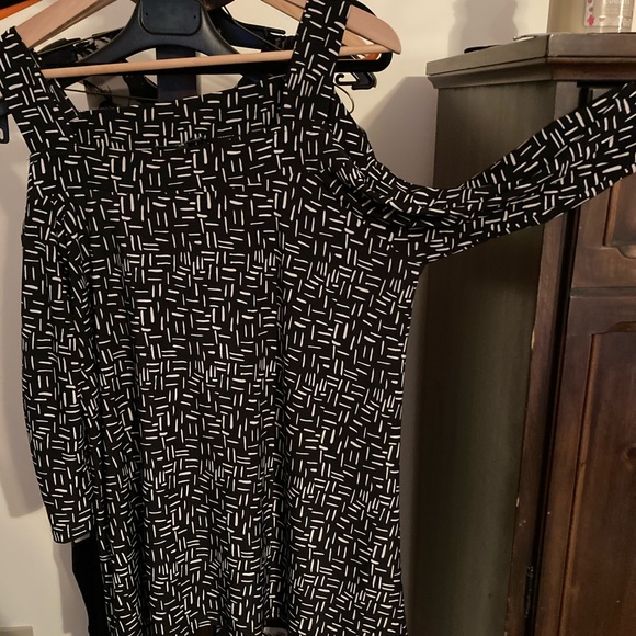 Long sleeve Cold Shoulder Top by Lily Morgan (L) - Picture 3 of 6